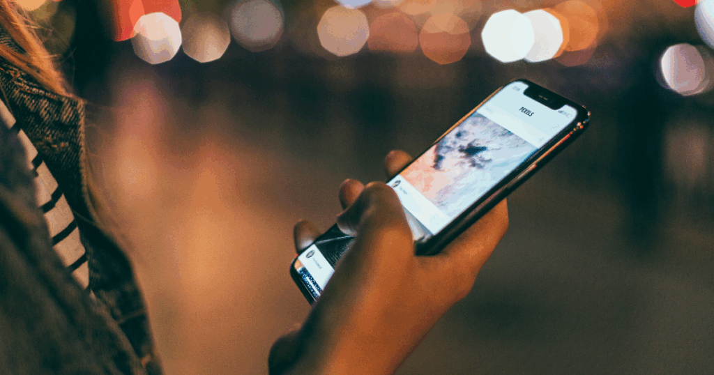 Instagramを楽しむユーザーの手元