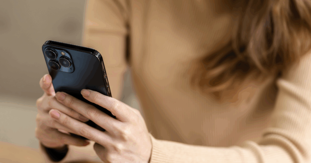 スマホを見る女性の手元