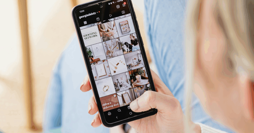 Instagramを見る女性