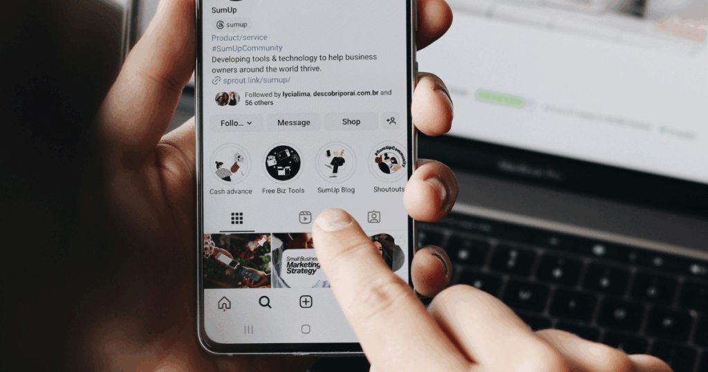 Instagramのハイライトをチェックする手元