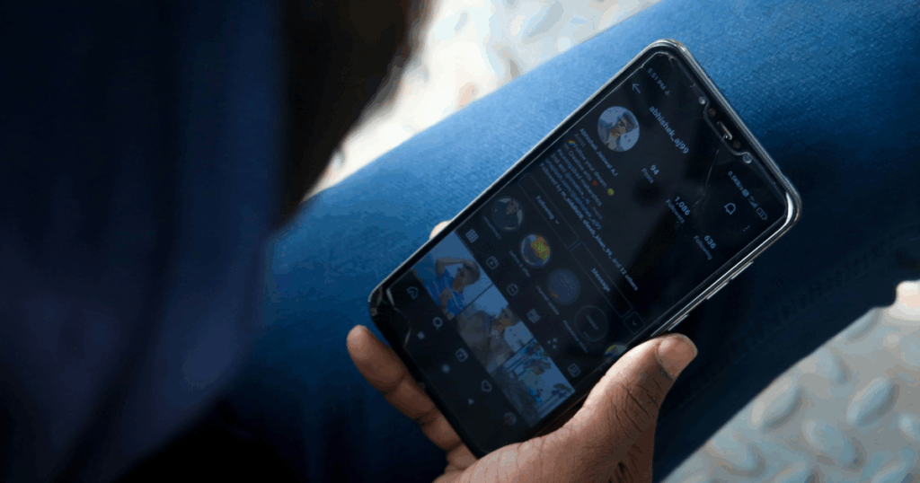 Instagramのハイライトをチェックするユーザー