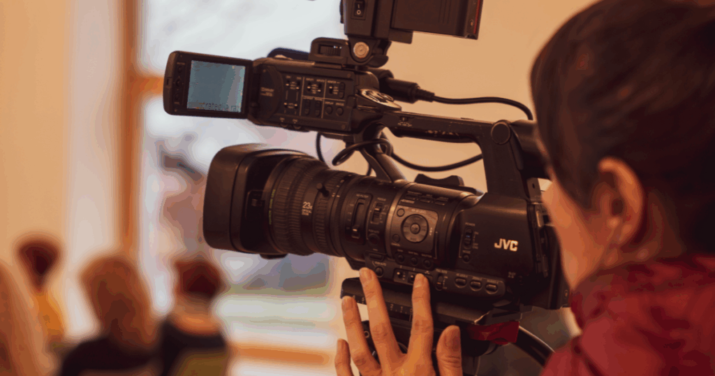 リール動画を高機能なカメラで撮影する様子