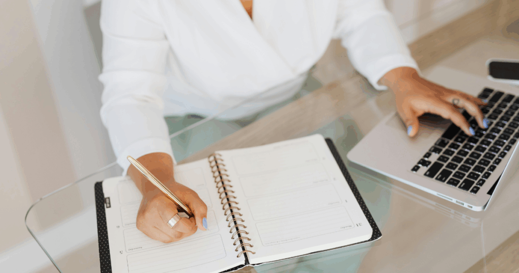 Instagramコンサルについて学ぶ女性