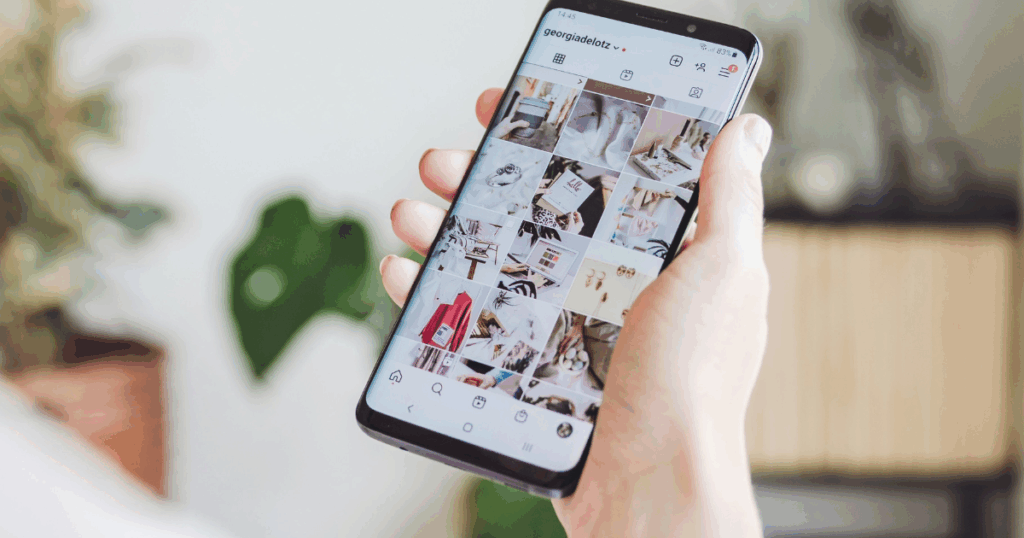 Instagramを閲覧する女性の手元