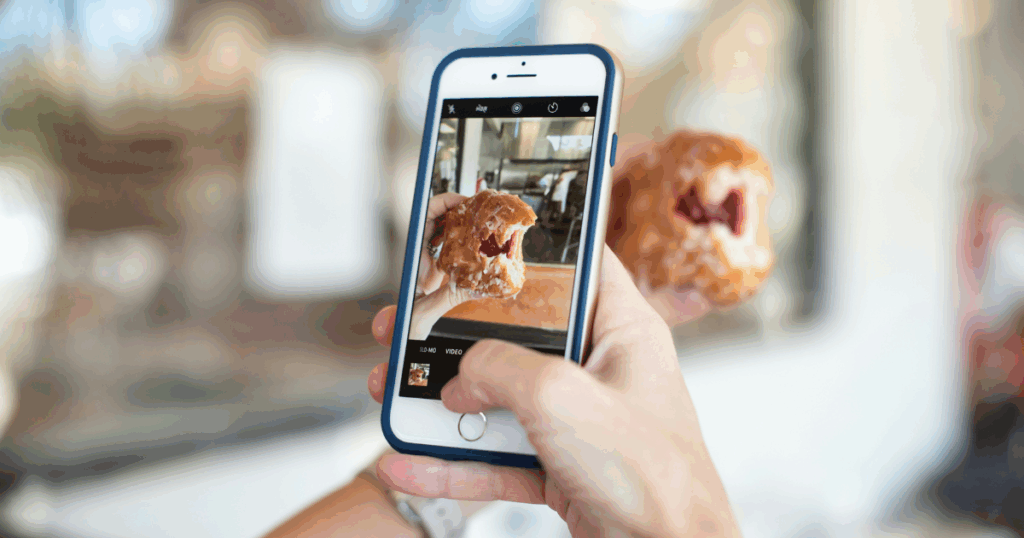 食事の写真を撮る手元