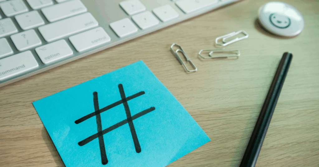 ハッシュタグの書かれた付箋