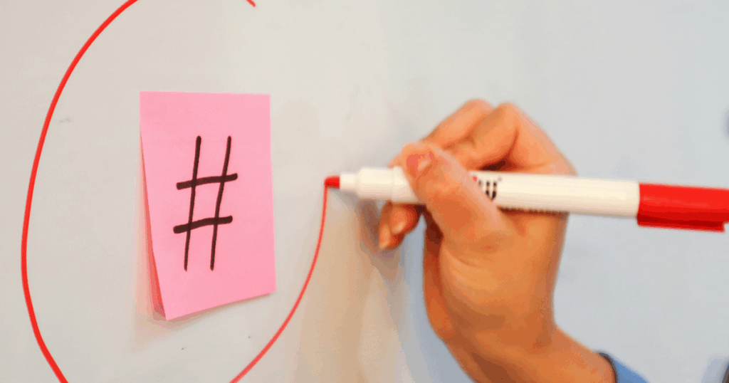 ホワイトボードに貼られた付箋