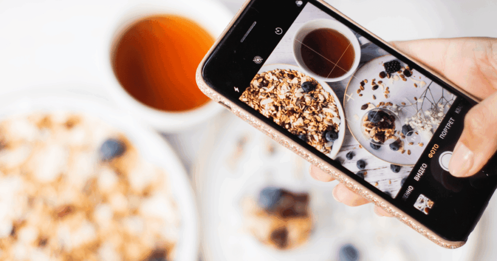 店舗アカウントに掲載する写真を撮るイメージ