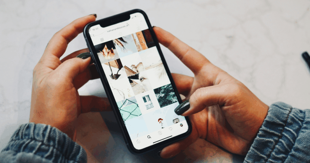 Instagramを見ているユーザー