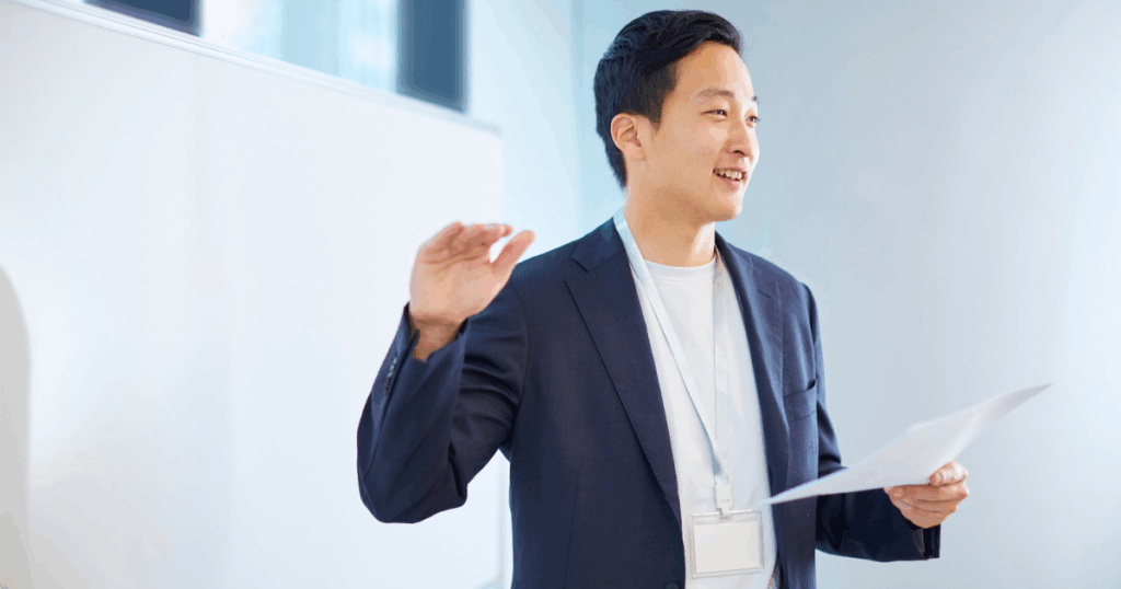 プレゼンをするビジネスマン