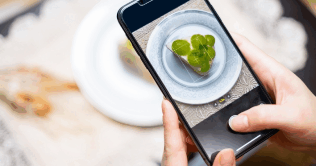 ケーキの写真をInstagramに投稿するユーザー