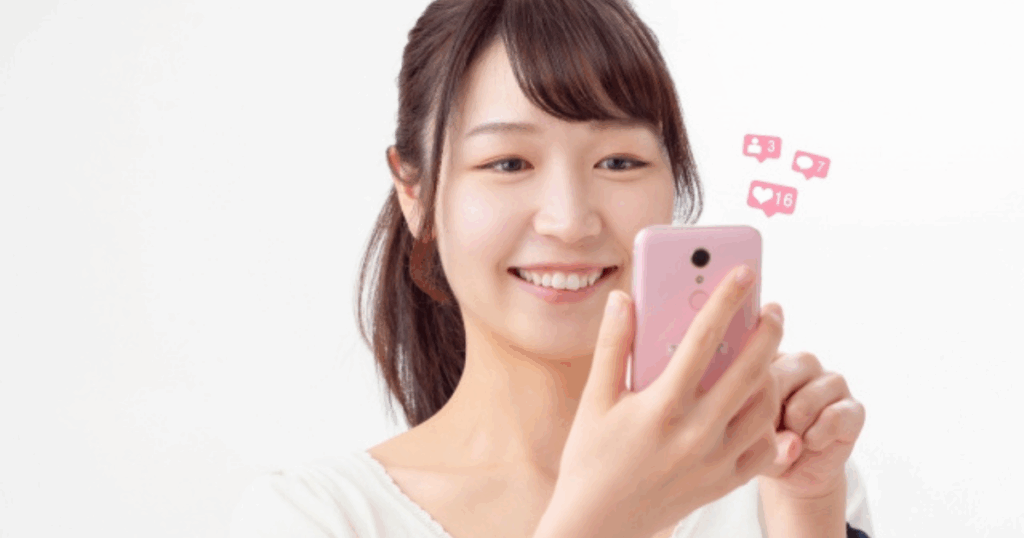 Instagramを見る若い女性