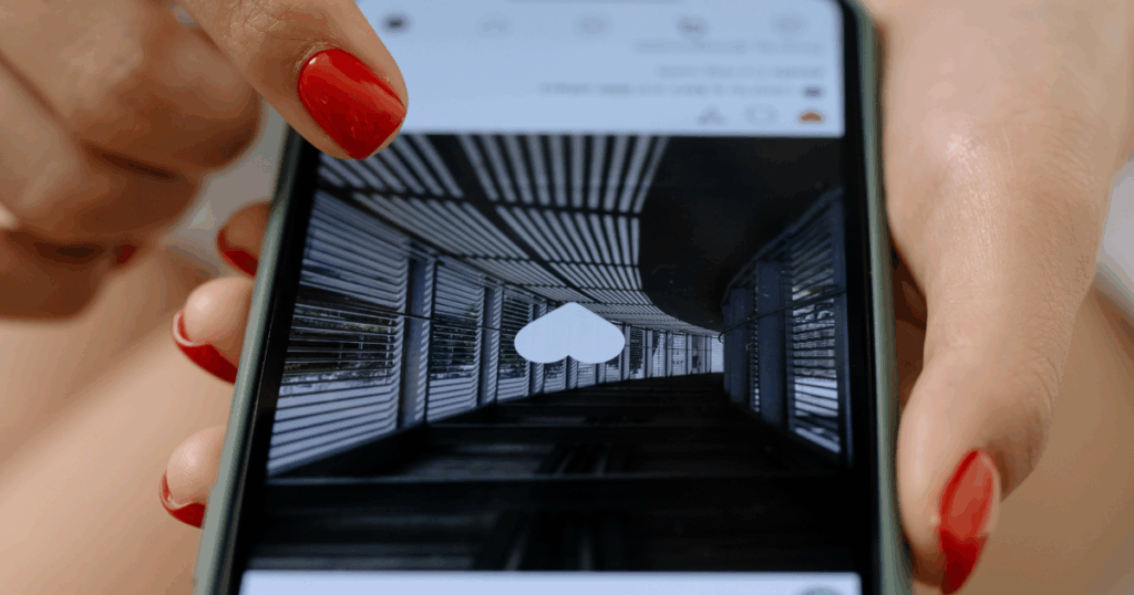 Instagramの投稿をいいねするユーザー