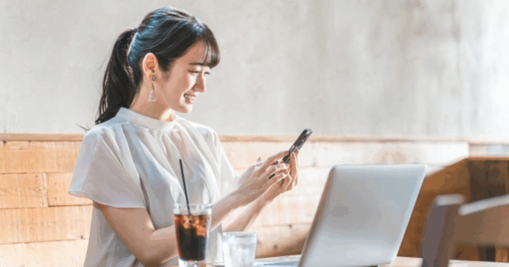 Instagram運用で副業する女性