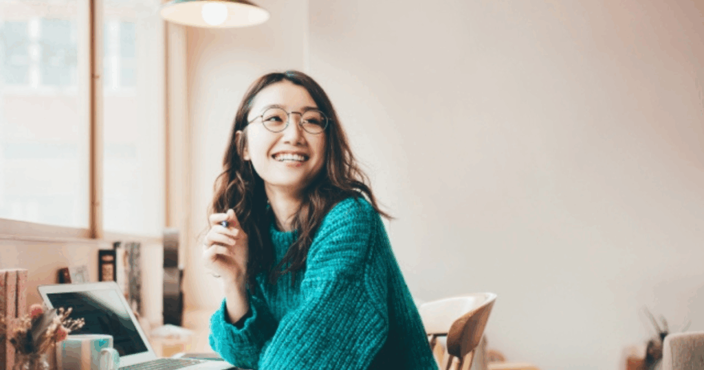 Instagram運用で副業する女性
