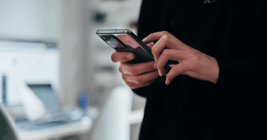 スマホを操作しているビジネスマンの手元