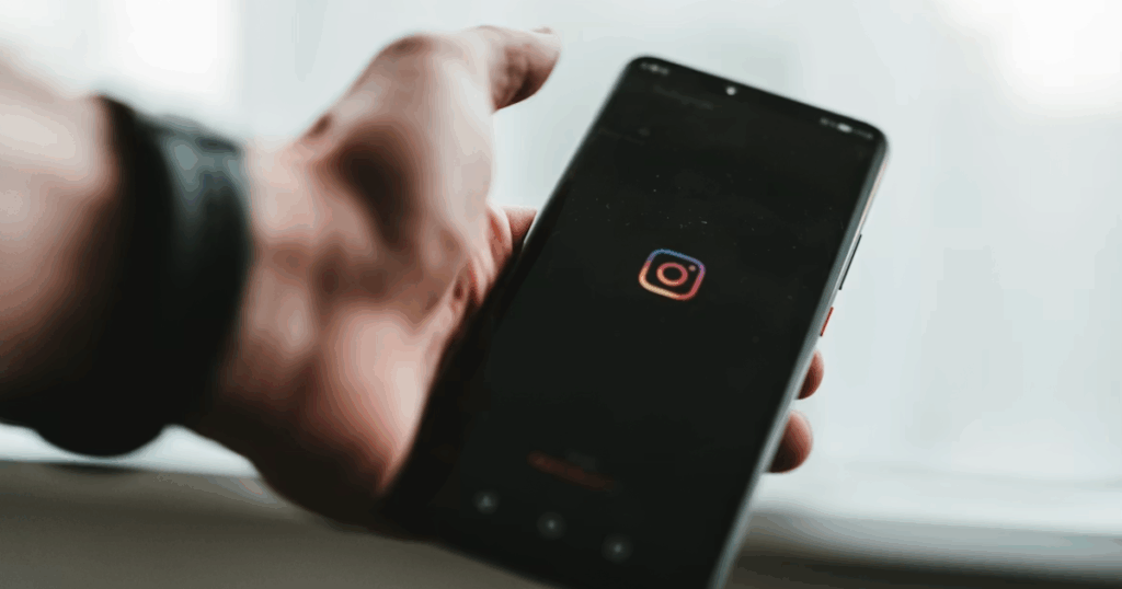 インスタグラムのロゴが表示されたスマートフォンの画面