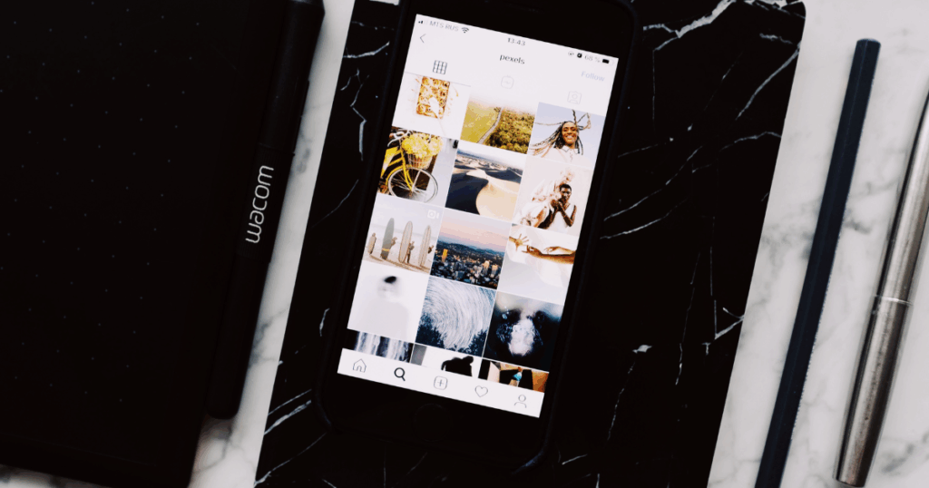 Instagramの投稿を作成するクリエイターのデスク
