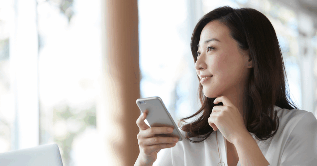 スマホを持っている女性