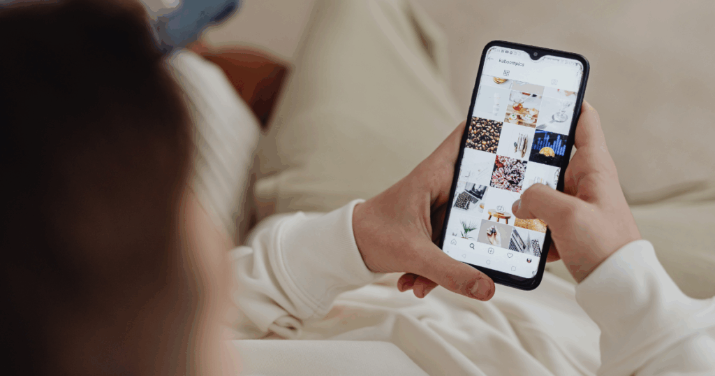インスタグラムを見ている様子