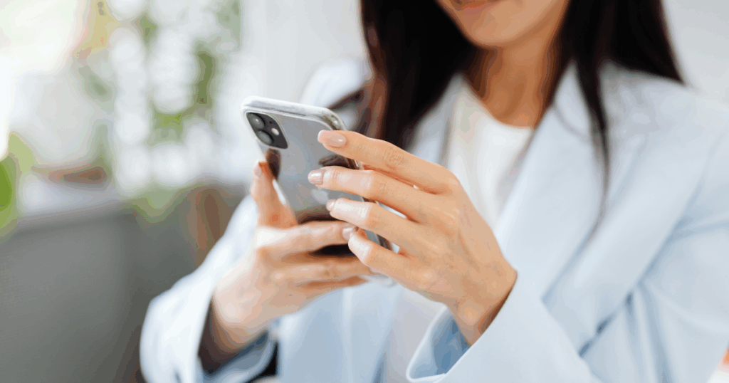 スマホを見ている女性